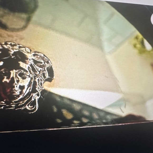 The Versace La Medusa Soft Lamb Leather Bag in size M is a luxurious and stylish - Picture 3 of 16